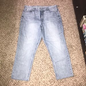MOM JEANS LIGHT WASH NO RIPS AMERICAN EAGLE